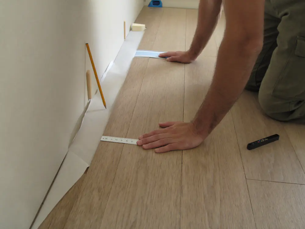 Klik-PVC plank wordt in de klikverbinding gekanteld op een ondervloer