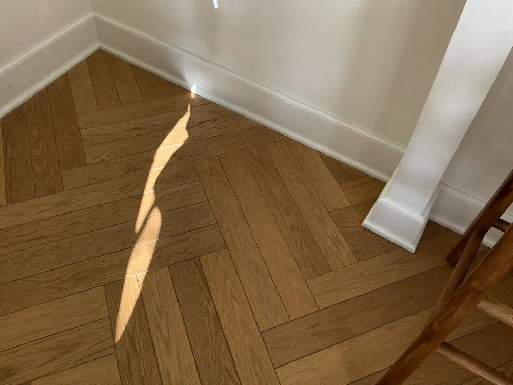 Visgraat PVC vloer in warm eiken van dichtbij